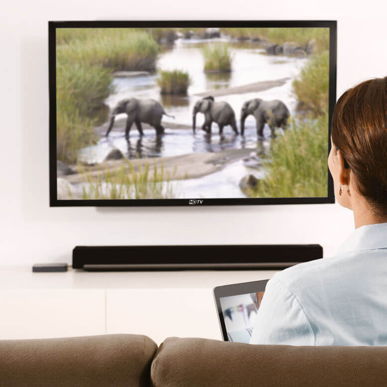 Oticon_Connectivity_TV_Woman_Width200mm_300dpi_(C)_2016_Oticon