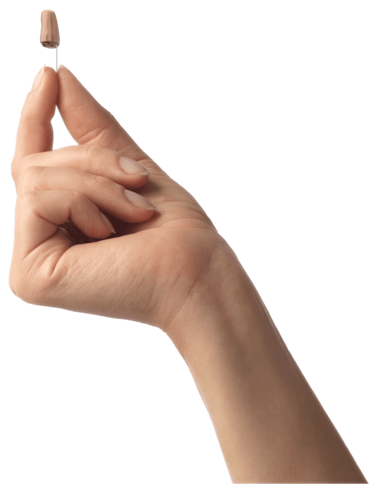 Oticon_Opn_IIC_C001BeigeShell_C001BeigeFaceplate_between_fingers (1) (3)